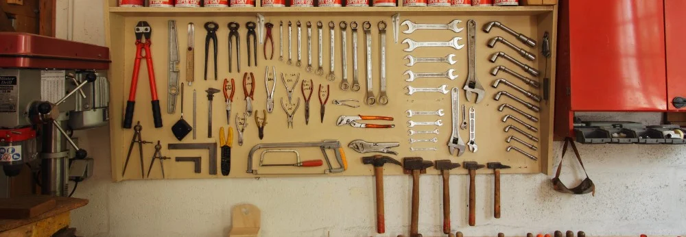Werkzeuge an Werkstattboard